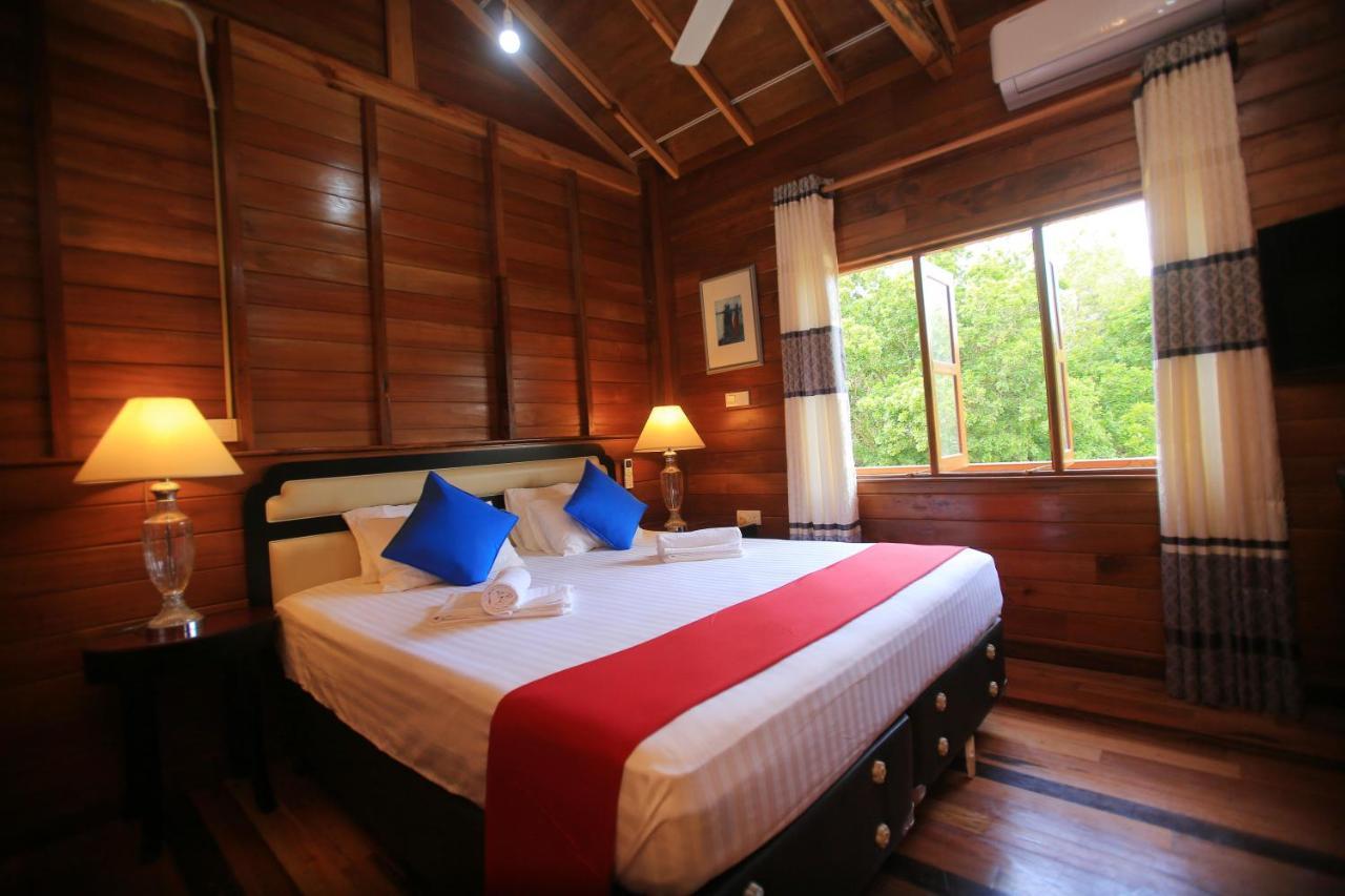 Jungle Hut Resort 锡吉里亚 外观 照片